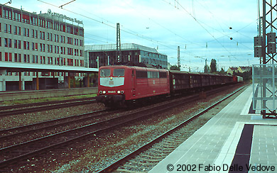 München Heimeranplatz - Juli 2001 - 151 020-5 mit einem Güterzug in Richtung München-Laim