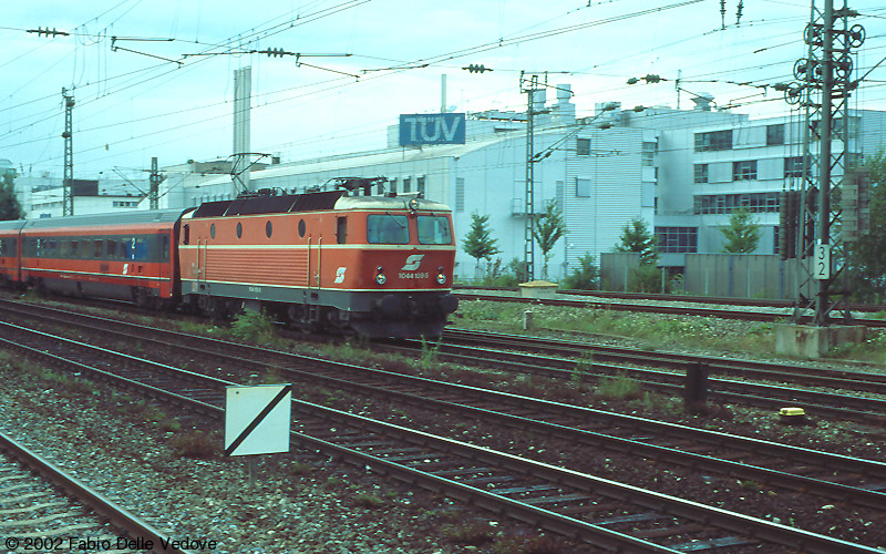 München Heimeranplatz - Juli 2001 - 1044 109-5 in Jaffa-Lackierung mit dem EC 17 "Max Reinhardt" nach Wien