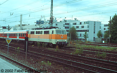 München Heimeranplatz - Juli 2001 - 111 183-2 in orange-weißer S-Bahn-Lackierung eilt mit dem RE 31019 nach Salzburg
