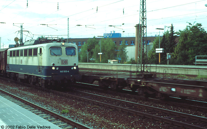 München Heimeranplatz - Juli 2001 - 140 503-4 mit einem Zug aus gedecken Güterwagen in Richtung München Süd
