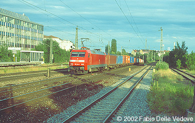 München Heimeranplatz - Juli 2001 - 139 287-7 bringt die leeren Wagen des EC 84 "Michelangelo" zum Abstellen zum Ostbahnhof