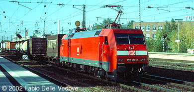 Vermutlich bringt die 152 158-2 ihren Zug zum Containerbahnhof München-Riem (München Heimeranplatz, Oktober 2001)