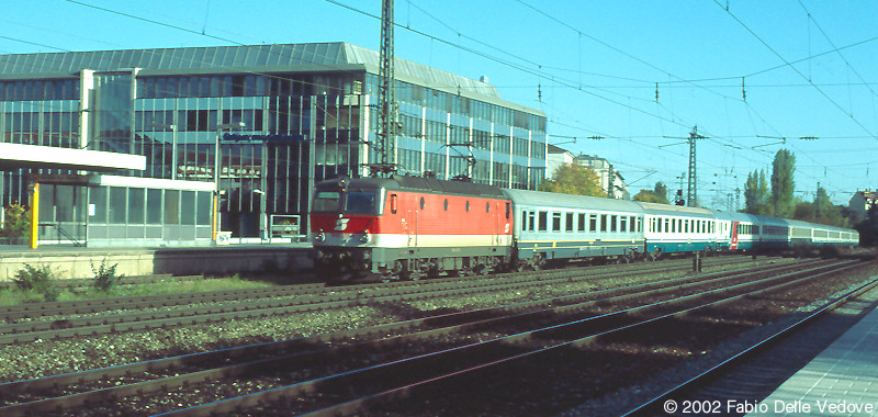 1044 278 mit einem Zug aus italienischen Wagen in Richtung München Hbf (München Heimeranplatz, Oktober 2001)