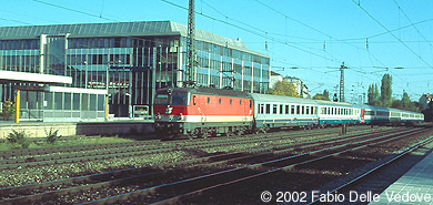 1044 278 mit einem Zug aus italienischen Wagen in Richtung München Hbf (München Heimeranplatz, Oktober 2001)