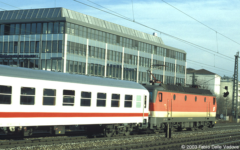 Eine 1044 vor dem EC 13 PAGANINI (München Hbf 15:30 - Verona PN 21:01) (München Heimeranplatz, Frühling 2002).