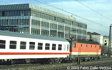 Eine 1044 vor dem EC 13 PAGANINI (München Hbf 15:30 - Verona PN 21:01) (München Heimeranplatz, Frühling 2002).