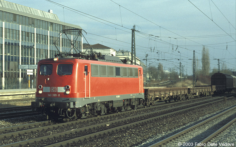 140 389-8 ist mit einem Güterzug in Richtung München Laim unterwegs (München Heimeranplatz, Frühling 2002).