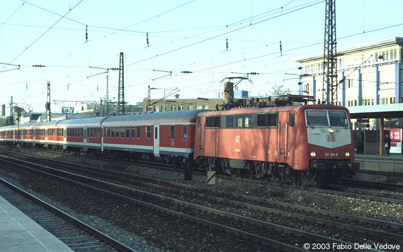 RB 31039 (München Hbf 16:00 - Rosenheim 16:47) mit 111 180-6 (München Heimeranplatz, Frühling 2002).