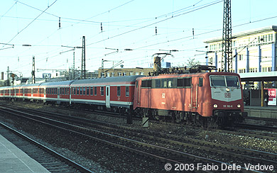 RB 31039 (München Hbf 16:00 - Rosenheim 16:47) mit 111 180-6 (München Heimeranplatz, Frühling 2002).