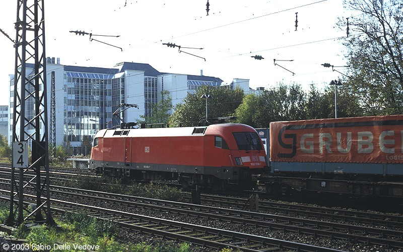 182 006-7 ist um 10:10 Uhr mit einem Güterzug in Richtung München Ostbahnhof unterwegs (München Heimeranplatz, Oktober 2002).