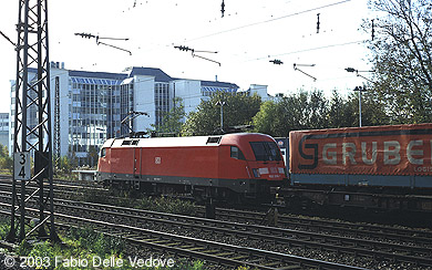 182 006-7 ist um 10:10 Uhr mit einem Güterzug in Richtung München Ostbahnhof unterwegs (München Heimeranplatz, Oktober 2002).