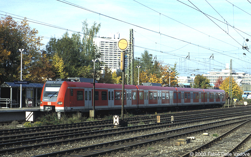 Soeben kommt ein 423er-Kurzzug als S 20 (Pasing 10:16 - Heimeranplatz 10:22 - Deisenhofen 10:35) am Gleis 11 an (München Heimeranplatz, Oktober 2002).