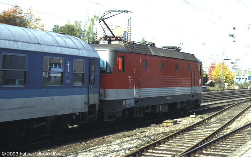 Der zweite Zug aus Österreich ist der EC 18 ANDREAS HOFER (Innsbruck Hbf 8:37 - Rosenheim 9:46/9:48 - München Hbf 10:30/10:46 - Dortmund Hbf 17:54). Er wird von einer 1044 befördert (München Heimeranplatz, Oktober 2002).