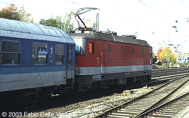  Der zweite Zug aus Österreich ist der EC 18 ANDREAS HOFER (Innsbruck Hbf 8:37 - Rosenheim 9:46/9:48 - München Hbf 10:30/10:46 - Dortmund Hbf 17:54). Er wird von einer 1044 befördert (München Heimeranplatz, Oktober 2002).