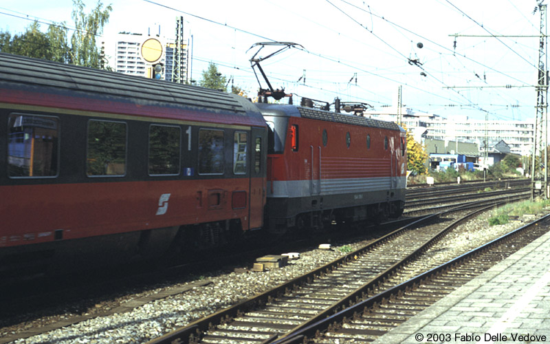 Schließlich eilt auch der dritte Zug aus Österreich vorbei. Der EC 16 MAX REINHARDT (Wien Westbf 5:46 - Salzburg Hbf 9:05 - München Hbf 10:28) wird ebenfalls von einer 1044 gezogen (München Heimeranplatz, Oktober 2002)