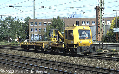 Um 10:59 brummt ein moderner Schwer-Kleinwagen (Rottenkraftwagen) vom Hauptbahnhof in Richtung Ost (München Heimeranplatz, Oktober 2002).-