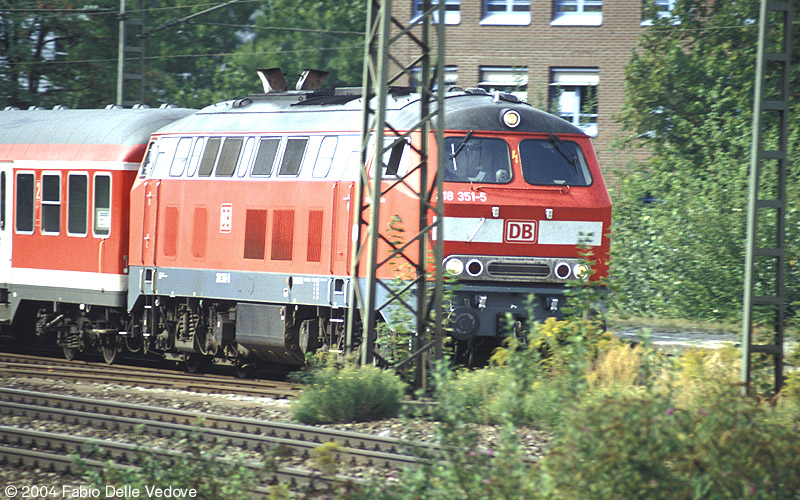 Der BOB 41434 (München Hbf 15:48 - Donnersberger Brücke 15.51 - Harras 15:55 - Holzkirchen 16:16) besteht nicht wie üblich aus Integral-Triebwagen, sondern aus 218 351-5 und Silberlingen. Ursache war die große Hitzewelle im August 2003, in deren Folge am 08.08.2003 der VT 116 und am 11.08.2003 VT 107 gebrannt hatten, und daher längere Zeit nicht einsatzfähig waren (München Heimeranplatz, September 2003).