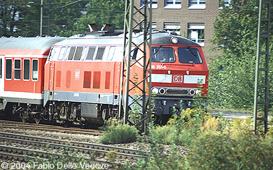 Der BOB 41434 (München Hbf 15:48 - Donnersberger Brücke 15.51 - Harras 15:55 - Holzkirchen 16:16) besteht nicht wie üblich aus Integral-Triebwagen, sondern aus 218 351-5 und Silberlingen. Ursache war die große Hitzewelle im August 2003, in deren Folge am 08.08.2003 der VT 116 und am 11.08.2003 VT 107 gebrannt hatten, und daher längere Zeit nicht einsatzfähig waren (München Heimeranplatz, September 2003).
