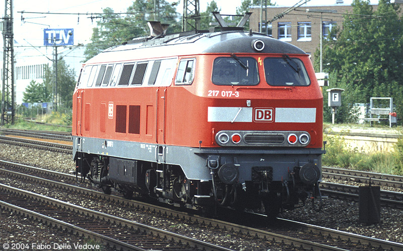 Gegen 16 Uhr kommt die 217 017-3 vorbei. Sie ist auf dem Weg nach Laim, wo sie Langschienenwagen abholt (München Heimeranplatz, September 2003).