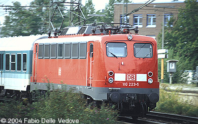 Richtung Kufstein eilt 110 223-5 mit dem RE 31103 (München Hbf 16:09 - München Ost 16:16/16:18 - Rosenheim 16:49/16:51 - Kufstein 17:21) (München Heimeranplatz, September, 2003).