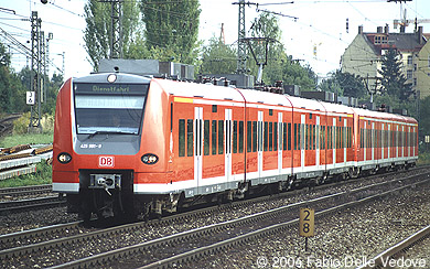 Um 16:15 Uhr ist 425 551-9 zusammen mit einem weiteren 425 auf Dienstfahrt in Richtung Laim/Pasing (München Heimeranplatz, September 2003).