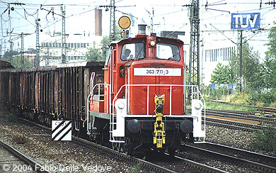 363 711-3 ist mit einem kurzen Güterzug um 16:23 Uhr nach München Süd unterwegs (München Heimeranplatz, September 2003).
