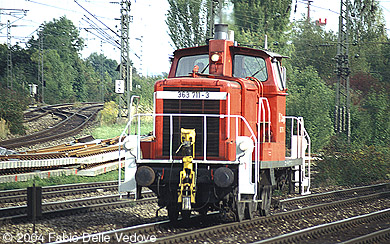 Um 16:46 Uhr kommt 363 711-3 aus München Süd zurück (München Heimeranplatz, September, 2003).