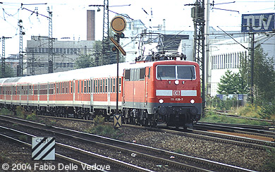 Den RE 31105 (München Hbf 17:00 Uhr - München Ost 17:07/17:08 - Rosenheim 17:39/17:41 - Kufstein 18:11) zieht die 111 028-7 (München Heimeranplatz, September 2003).
