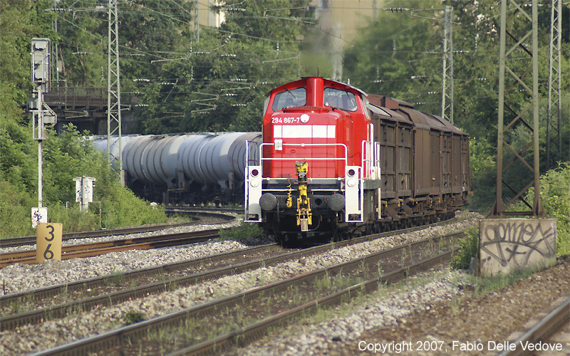 294 867-7 mit einem Güterzug aus München Süd.