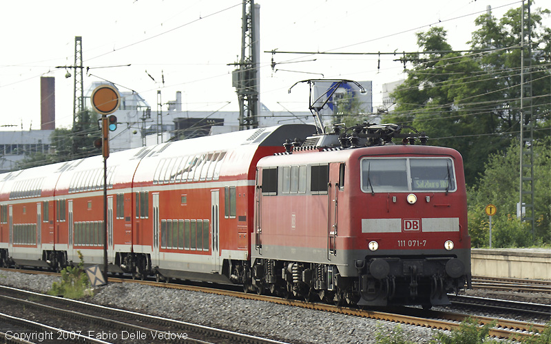 111 071-7 bringt den RE 30033 nach Salzburg Hbf.