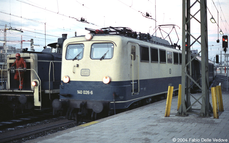 140 026-6 stellt die Wagen für den Sonderzug im Starnberger Bahnhof bereit (München Hauptbahnhof, 1990).