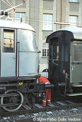 Jetzt wir die E 18 08 an ihren Zug angekuppelt (München Hauptbahnhof, 1990).