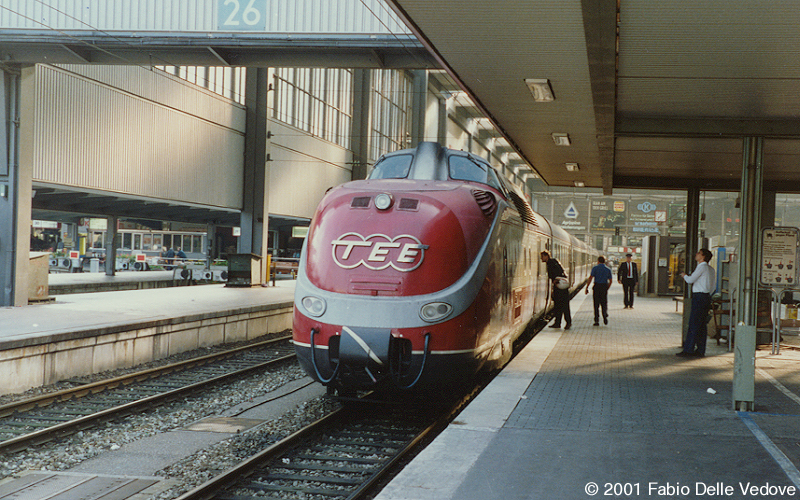 Soeben ist der TEE-Triebzug in den Münchner Hauptbahnhof eingefahren. Kaum ein Eisenbahnfreund hat sich am frühen Morgen eingefunden (1989).