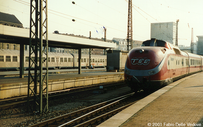 Nach wenigen Minuten fährt der Vt 11.5 weiter nach Straubing. Die Silberlinge im Hintergrund sind inzwischen auch schon Eisenbahnnostalgie (München Hauptbahnhof, 1989).