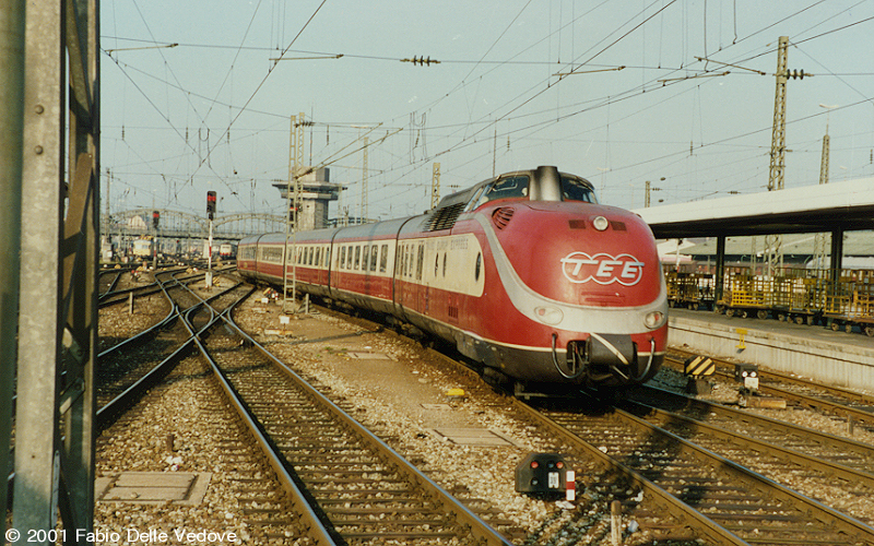 Der TEE-Triebzug verläßt den Münchner Hauptbahnhof in Richtung Straubing (1989).