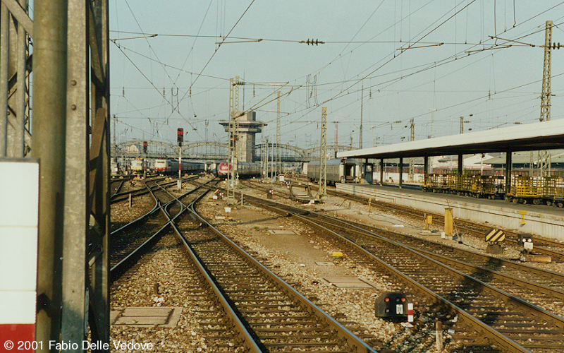 Langsam entschwindet der Vt 11.5 in der Ferne, während sich eine 103 mit einem Intercity nähert (München Hauptbahnhof, 1989).