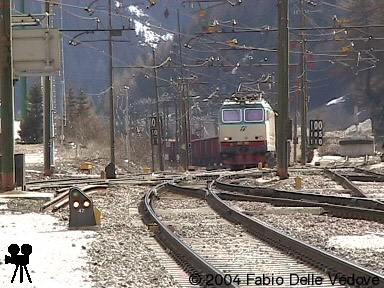 Video 2004/4: Eine italienische Ellok der Baureihe E 652 befördert einen Leerzug aus offenen Wagen