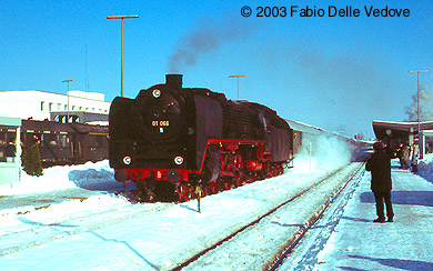 Zum Vergrößern klicken - Ankunft des Allgäu-Expreß mit 01 066 als Zuglok (Kempten, 15.02.2003)