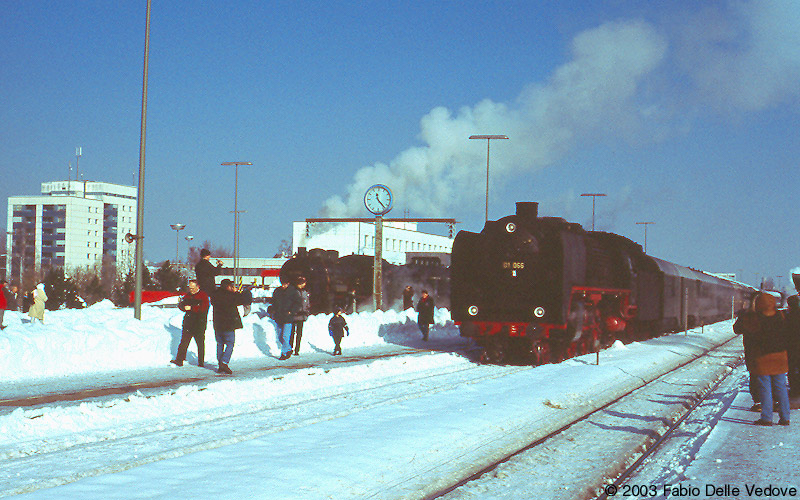 Zwei Dampfzüge in Kempten begeistern groß und klein (15.02.2003).