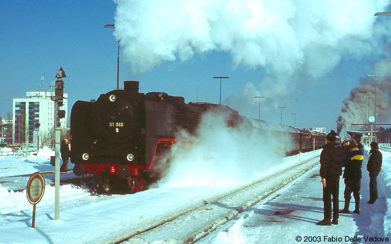 Der Allgäu-Expreß fährt ab. Es qualmt und dampft gewaltig - an beiden Enden des Zuges (Kempten, 15.02.2003).