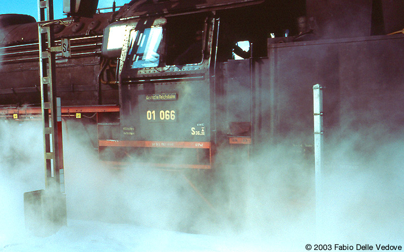 Vorbeifahrt der 01 066 (Kempten, 15.02.2003).