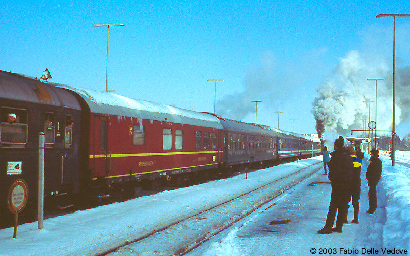 Auch für Verpflegung ist im Allgäu-Expreß gesorgt (Kempten, 15.02.2003).