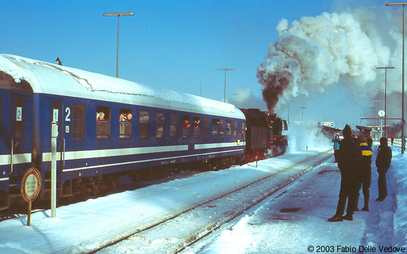 Die 50 0072 beindruckt ebenfalls mit Zischen, Stampfen, Rauch und Dampf (Kempten, 15.02.2003).