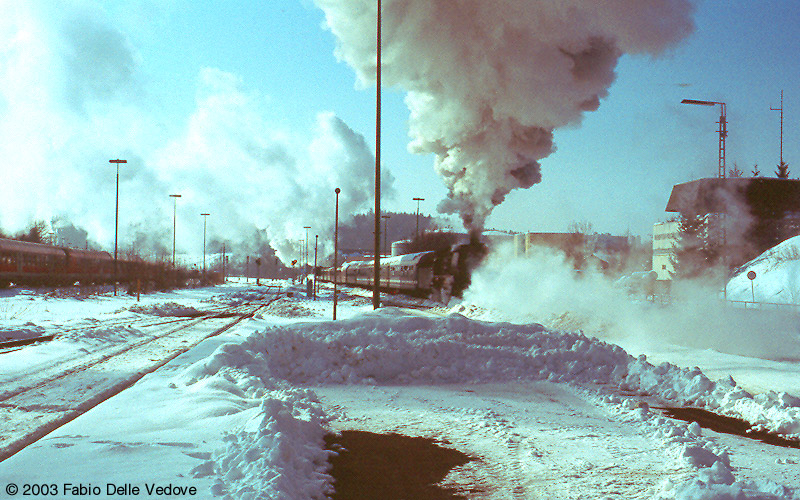 Mit Volldampf verläßt der Allgäu-Expreß den Kempter Hauptbahnhof in Richtung Immenstadt (15.02.2003). 