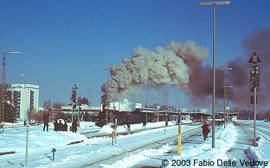 Zum Vergrößern klicken - Die 38 3199 steht ihren großen Schwestern nicht nach. Auch sie raucht und dampft bei der Abfahrt des UEF-Zuges spektakulär (Kempten, 15.02.2003).