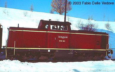 Zum Vergrößern klicken - Mit donnernden Auspuffschlägen schiebt die V100 1041 (Kempten, 15.02.2003).