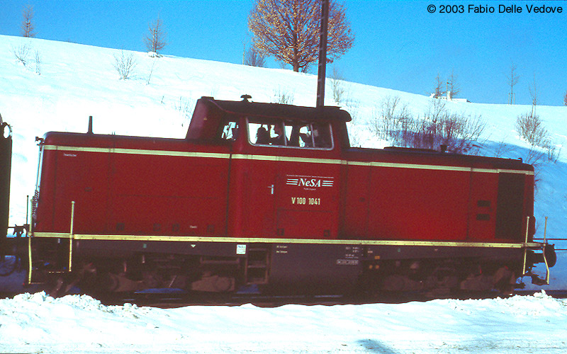 Mit donnernden Auspuffschlägen schiebt die V100 1041 (Kempten, 15.02.2003).