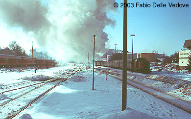 Zum Vergrößern klicken - Die 38 3199 verfinsterte sogar den Himmel für kurze Zeit als sie mit dem Sonderzug der UEF in Richtung Immenstadt enteilt (Kempten, 15.02.2003).